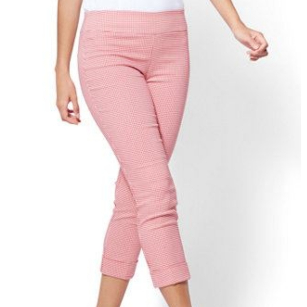 {NWT} New York & Company • Pull On Crop Pants